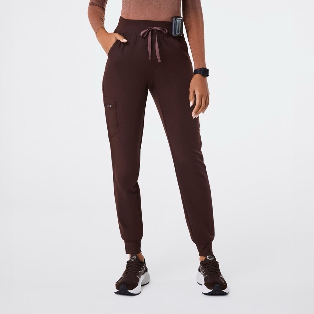 Figs espresso Zamora joggers and Catalina top